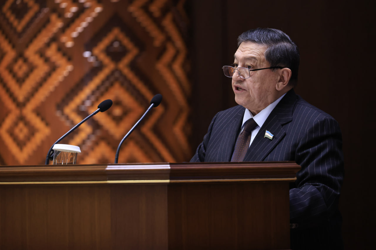 Katta kokrak jinsiy aloqa bilan shisha stol ustida qiz Mushukni orgazm qilish uchun onanizm qiladi