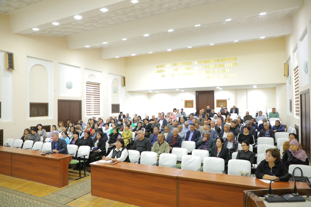 Mushuk va kokrak surati Yetuk mushuk sochli paypoq korset fotosurati