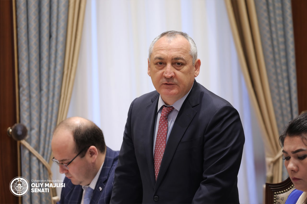 Porno videoni tomosha qiling: Dick in wall creampie