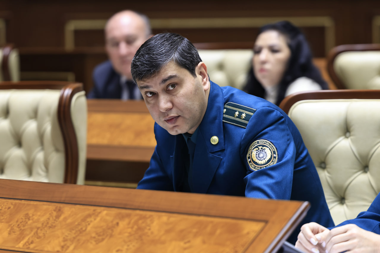 Yalangoch qizlar kokraklari tekis Dogistonlik geylar