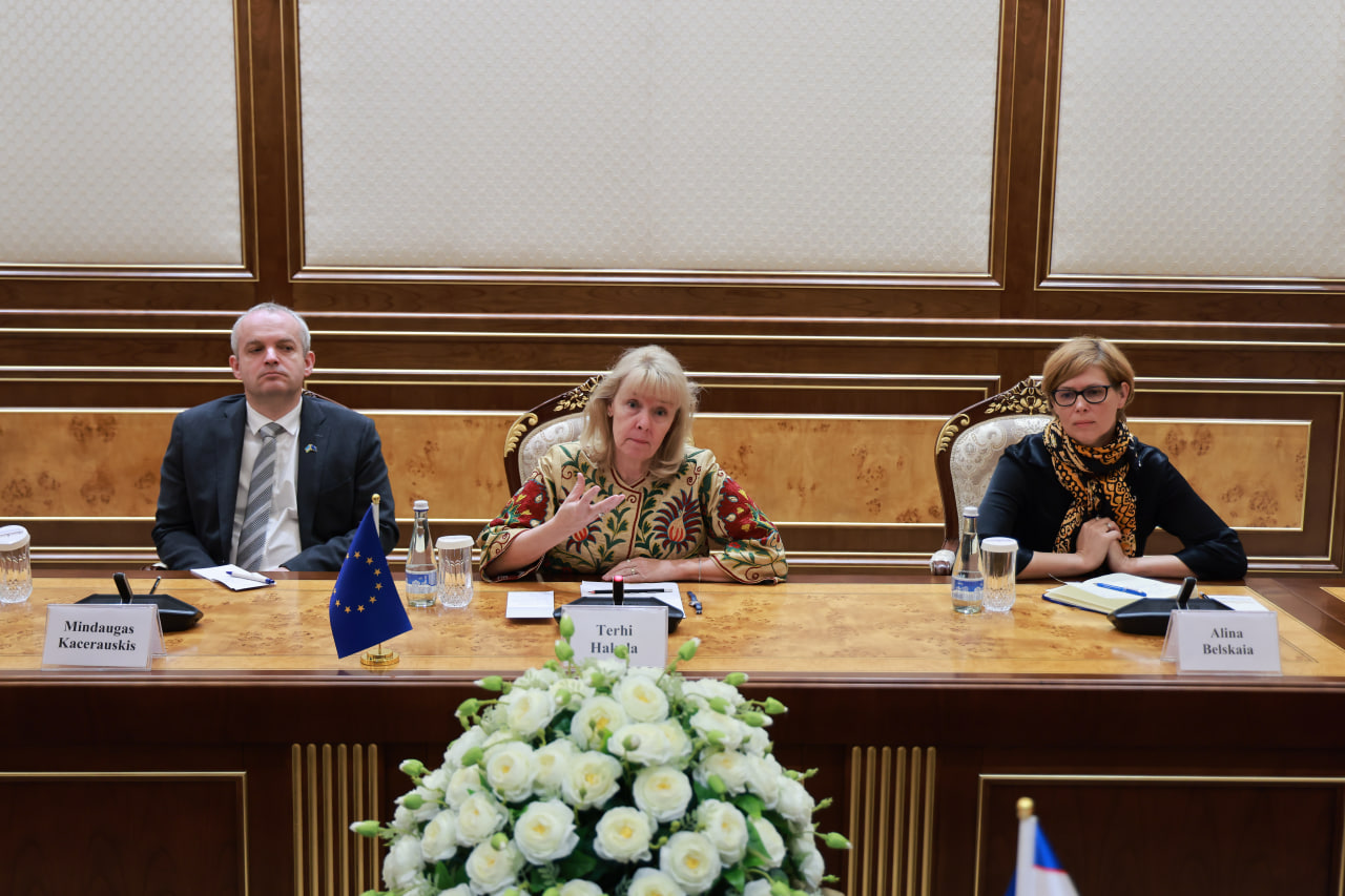 Rus qiz bir yigitni jinsiy aloqa qilishga undadi.