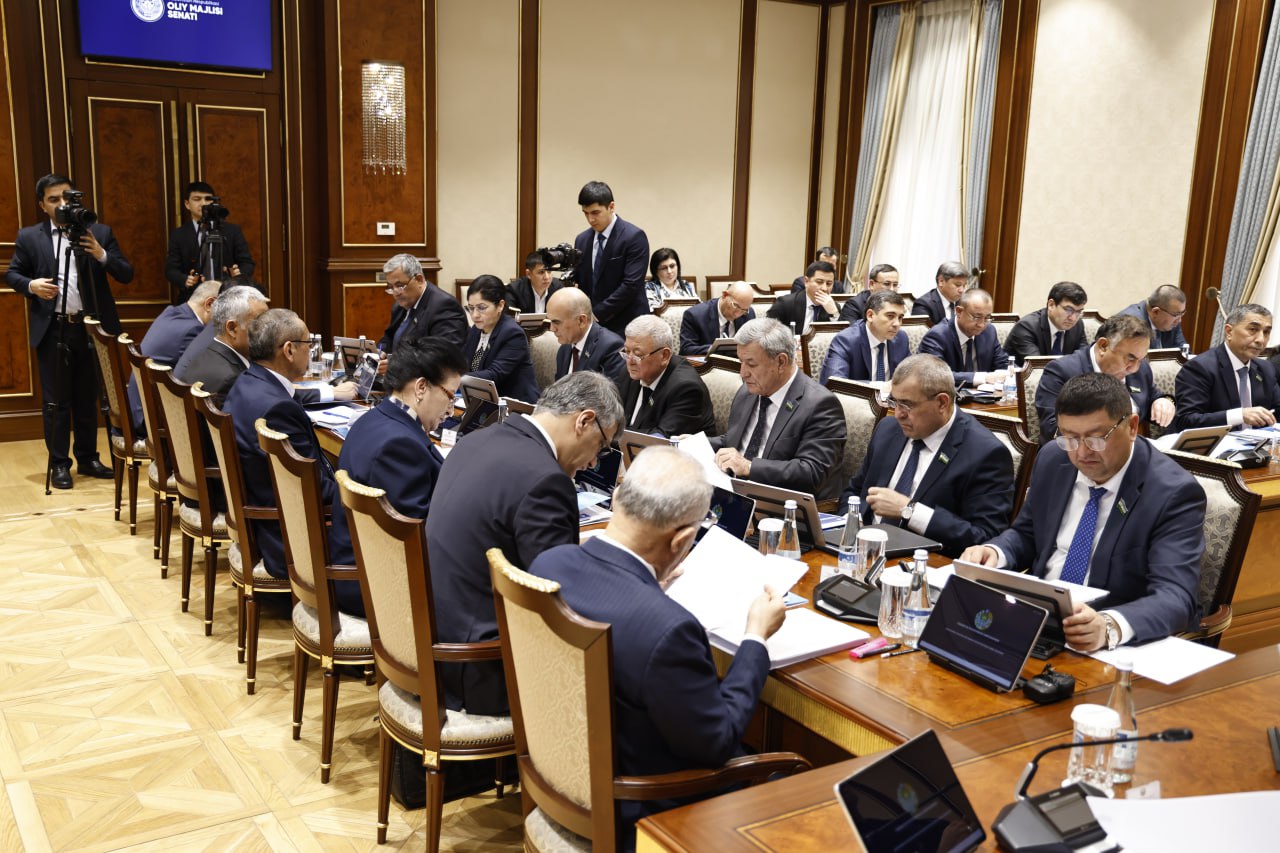 Toyda yalangoch ayollar