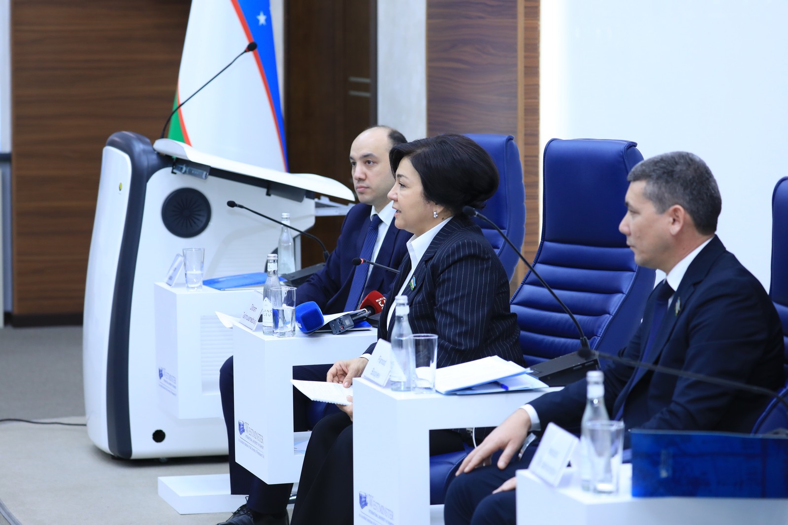 Men jozibali jojani oldim va uni ochiq havoda sikdim