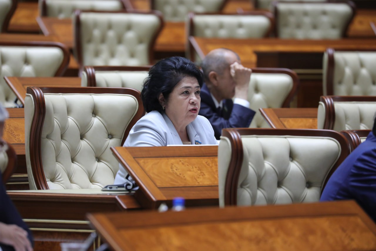 Erkakning eshagini yalaydi