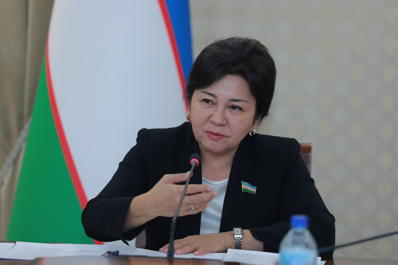 Qozogistonda katta kokrak va dumba bilan uy qurilishi striptiz