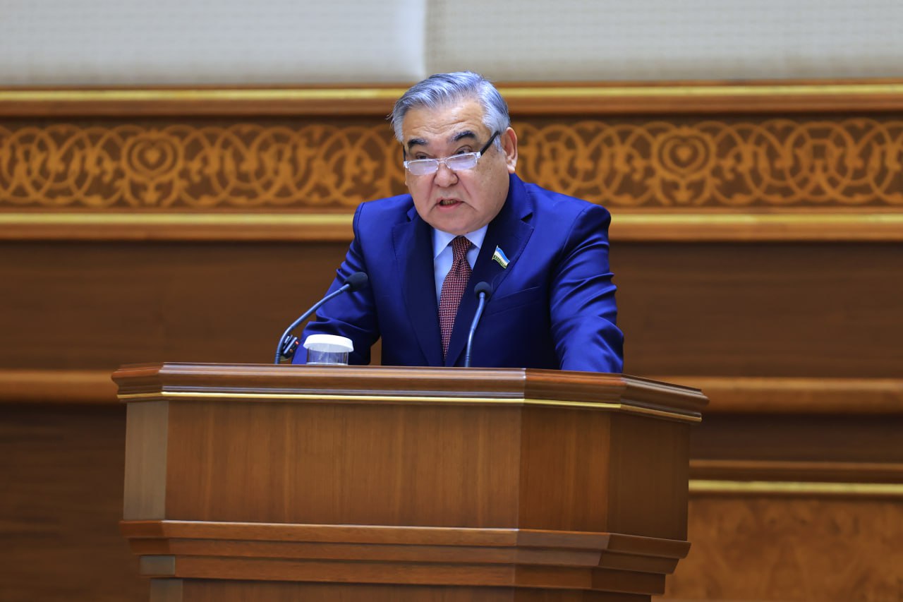 Aka singlisini jinsiy aloqa qilish uchun tortdi (rus pornosi) Yashirin kamera tasmali