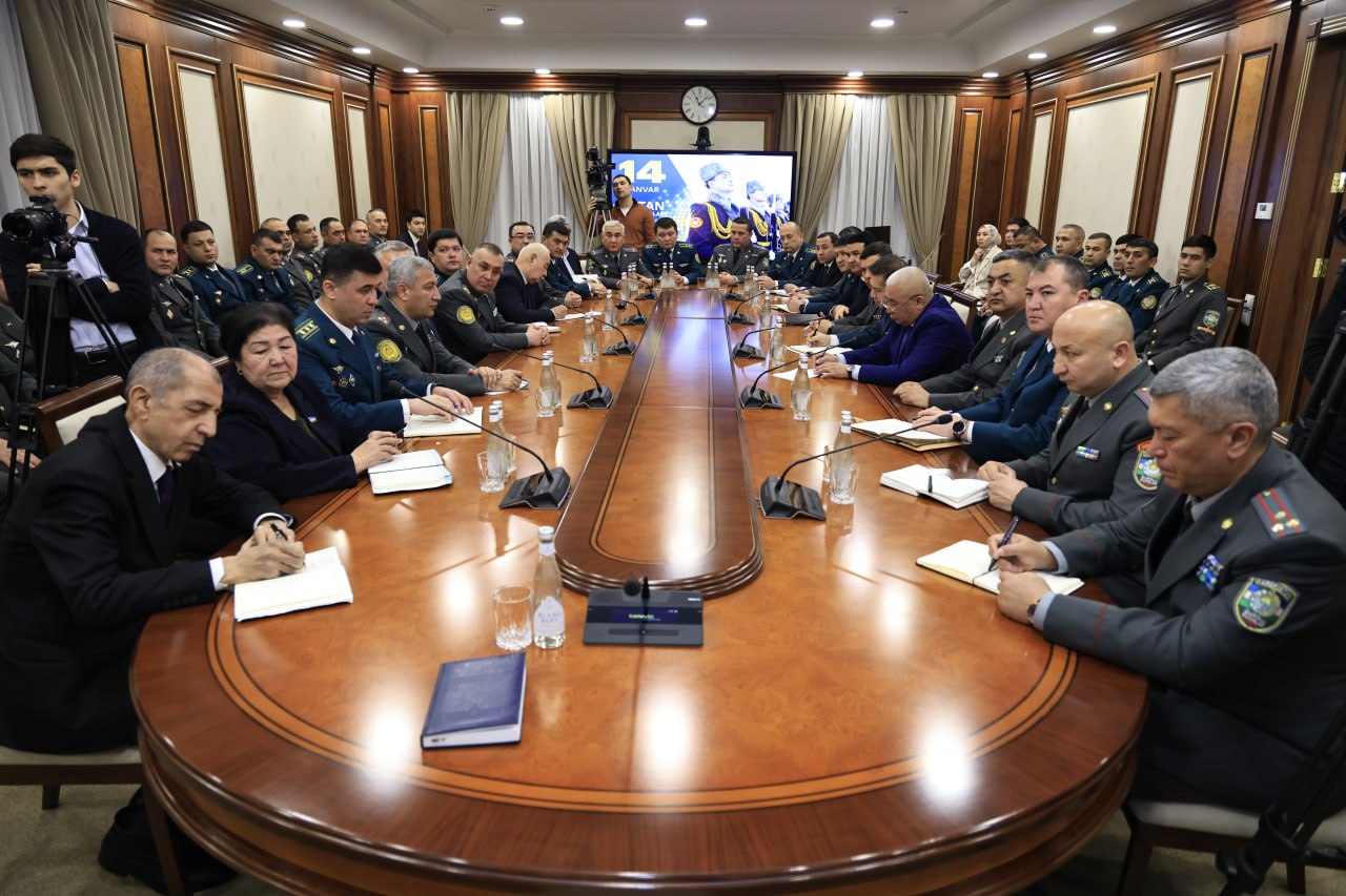 Harbiy chaqiruv bolimlarida yalangoch ogil bolalar suratlari