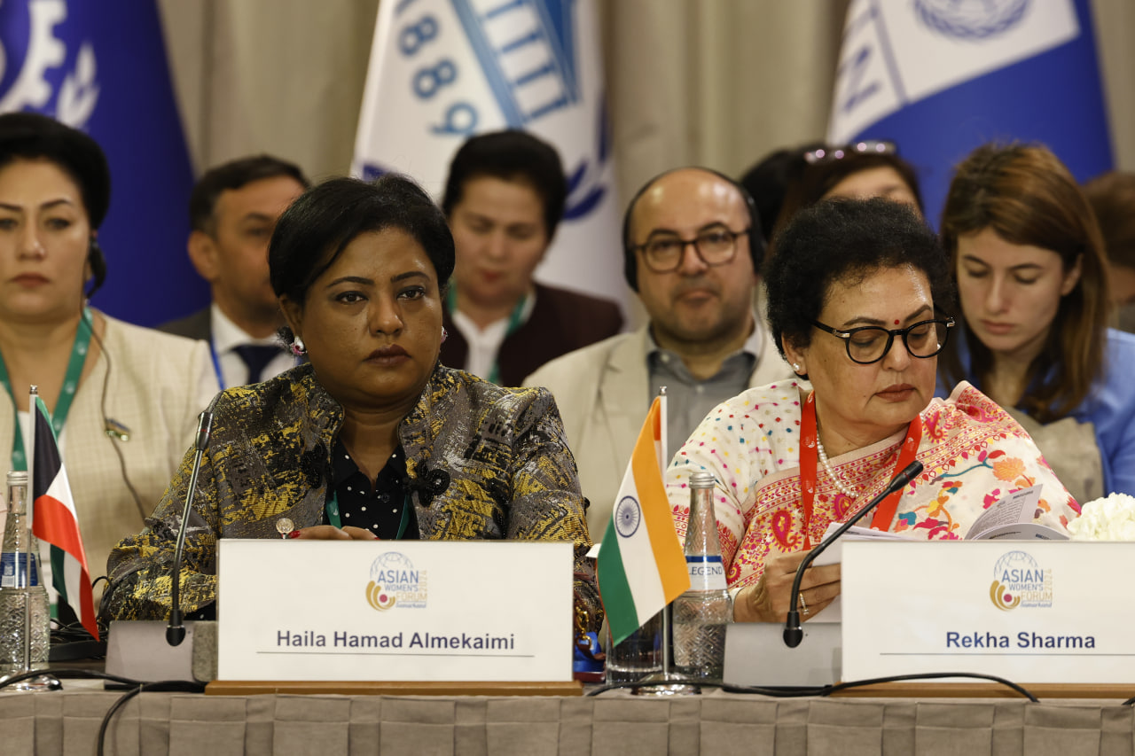 Porno video, bir joja olish katta dildo ommaviy uning anus ichiga surtdi Yalangoch qalmiq ayollari