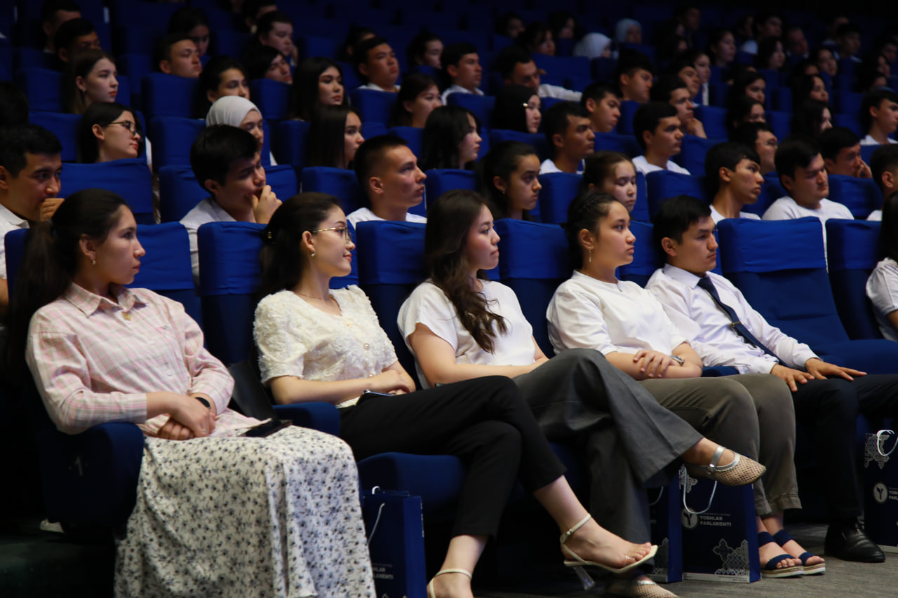 Ginekologning asbobi bilan ochilgan mushuk