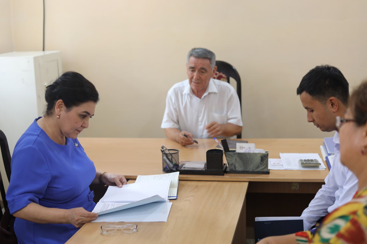 Yigitning eshagi ayolnikidan kattaroq.